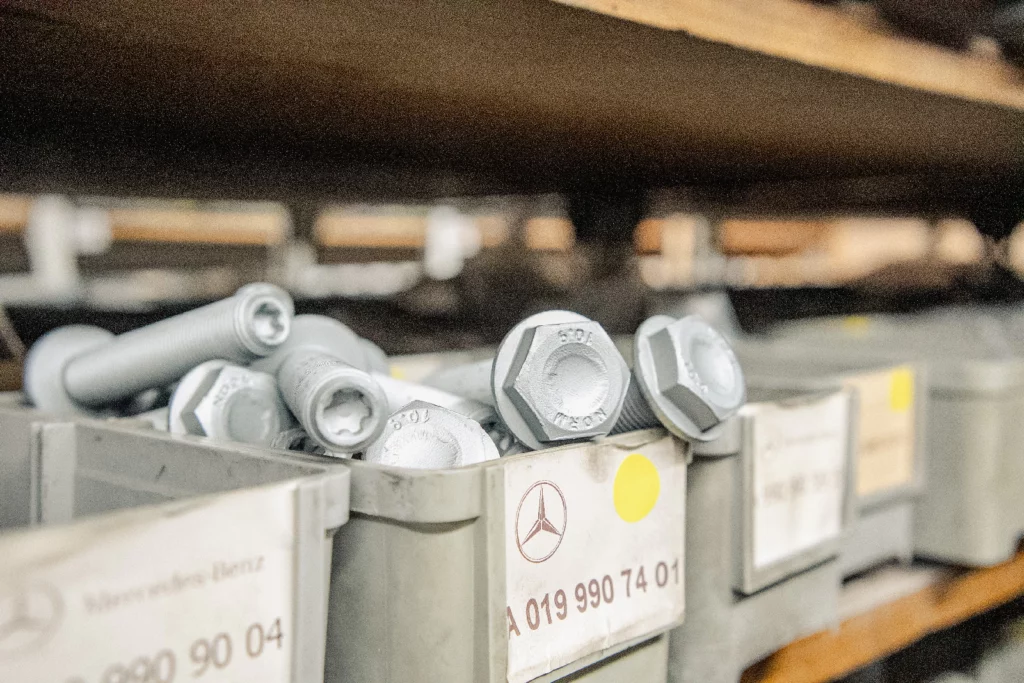 Original-Teile im Lager: Schrauben in Lagerkästen mit Mercedes-Benz Etiketten