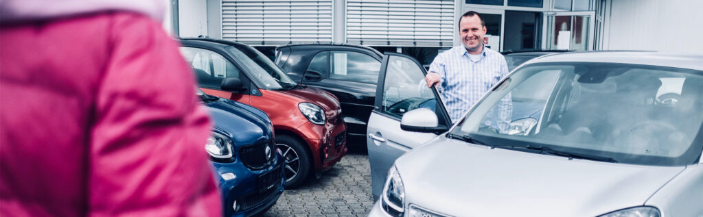 Beratung an Gebrauchtfahrzeugen auf dem Hof des Autohauses Thorwesten