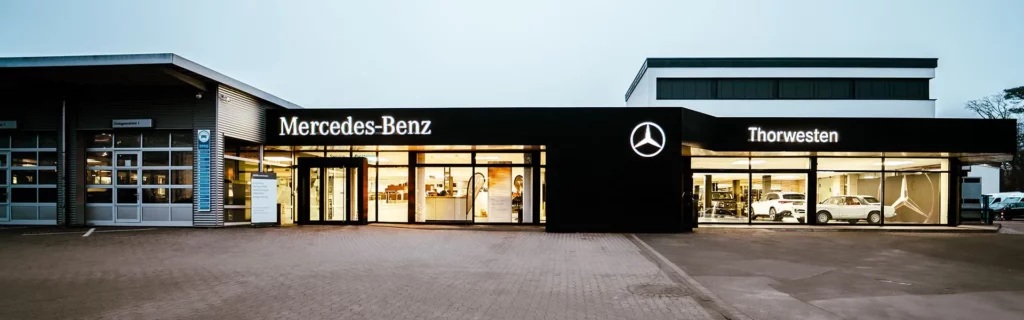 Autohaus Thorwesten in Schloß Holte-Stukenbrock: beleuchteter Mercedes-Benz Schauraum am Abend