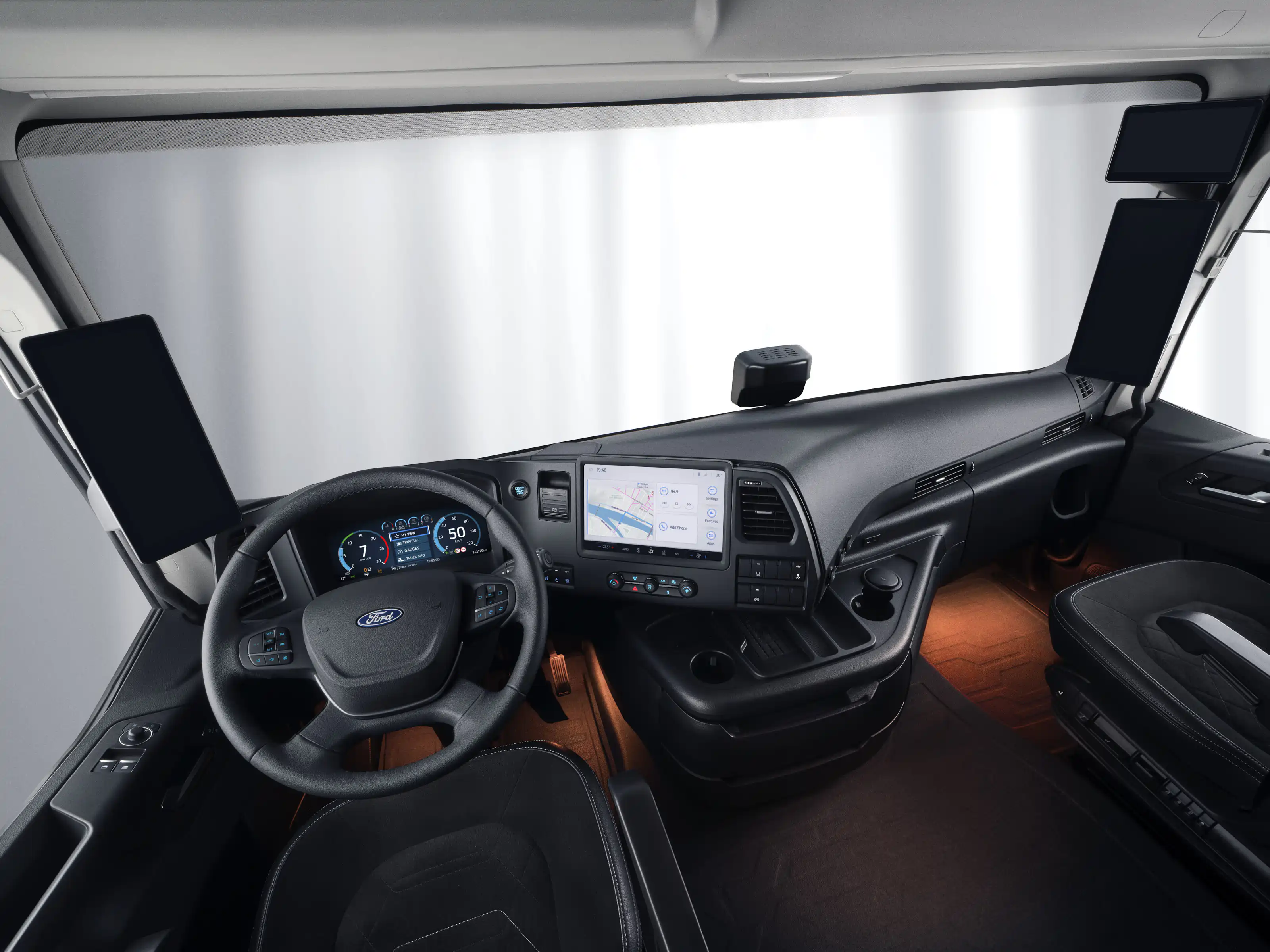 Cockpit mit eingeschalteter Fußraumbeleuchtung