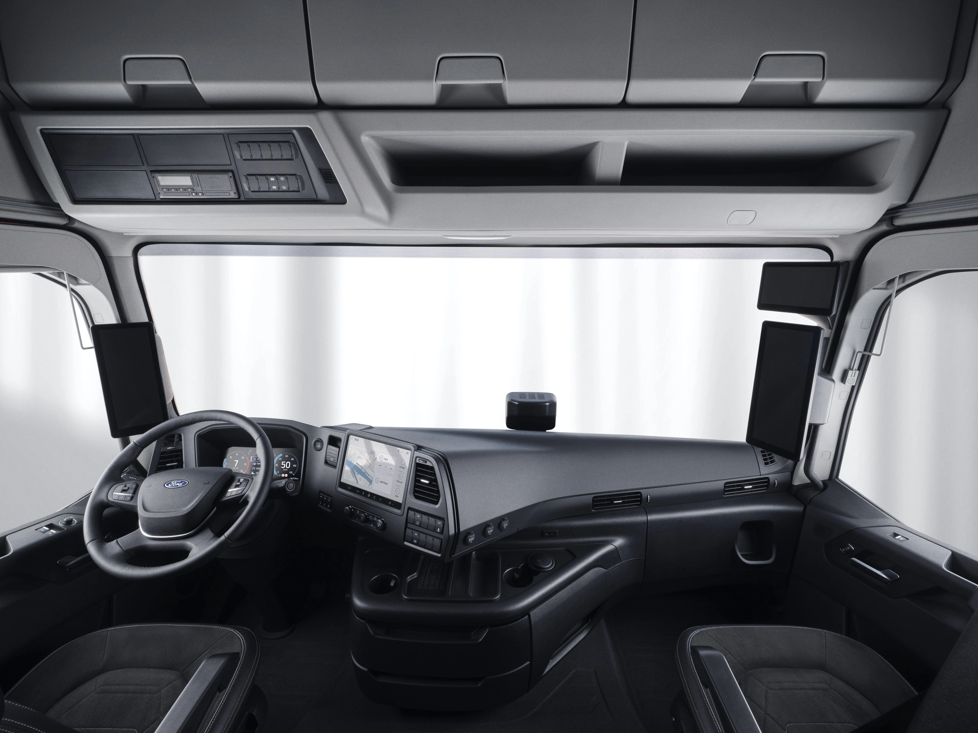 Großzügiges Fahrerhaus des Ford Trucks F-MAX Gen2 mit Blick auf Armaturenbrett und Sitze