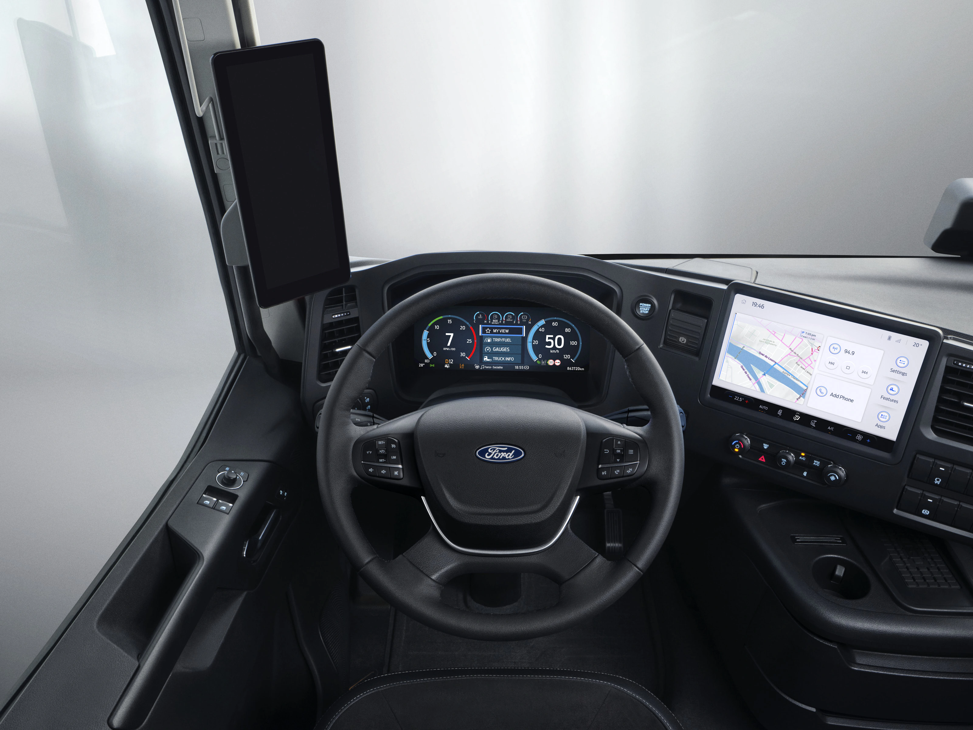 Digitales Cockpit mit Lenkrad und zentralem Touchscreen