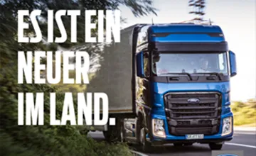 Blauer Ford F-MAX Sattelzug auf einer Landstraße