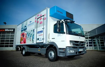 Kühlkoffer-LKW mit Thorwesten Beklebung vor der Werkstatthalle