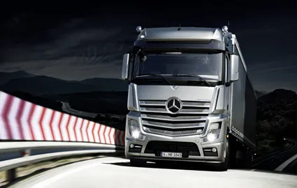 Mercedes-Benz Actros Sattelzug auf einer Passstraße
