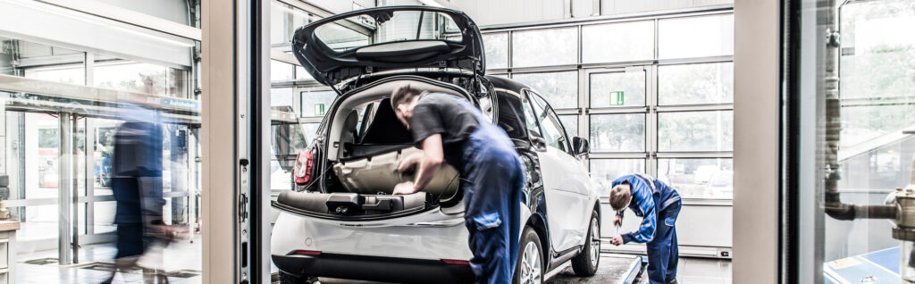 PKW-Werkstatt im Autohaus Thorwesten: zwei Mechaniker arbeiten an einem Fahrzeug