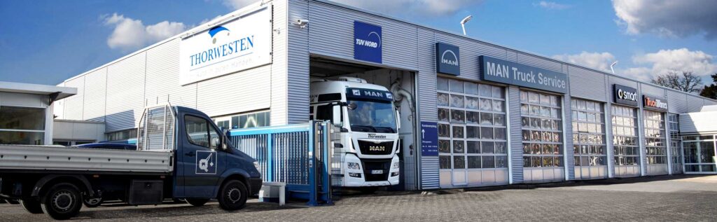 Service-Hallen des Autohauses Thorwesten mit Transporter und LKW
