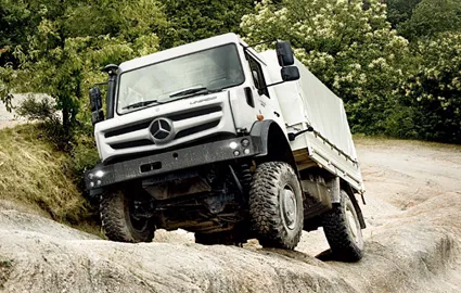 Mercedes-Benz Unimog im Gelände